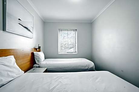 Two-Bedroom Apartment Upstairs (Internal Staircase) includes Free Parking and Wifi