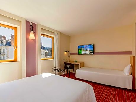 Standard Room with 1 Double and 1 Single Bed