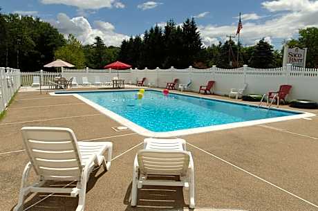 Saco River Motor Lodge & Suites