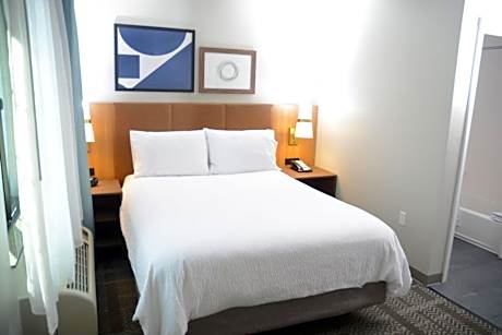 One-Bedroom Queen Suite