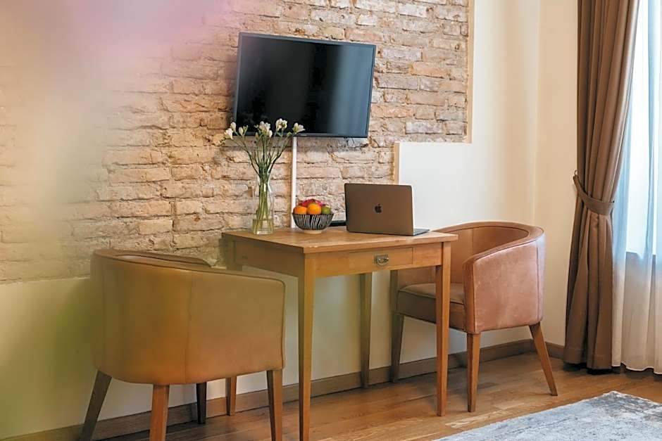 CATHEDRAL Old Town Suites