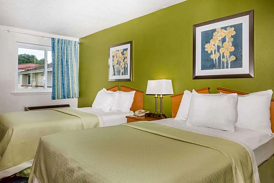 Days Inn & Suites by Wyndham Bridgeport - Clarksburg
