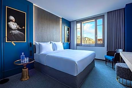 Luc King Room with View