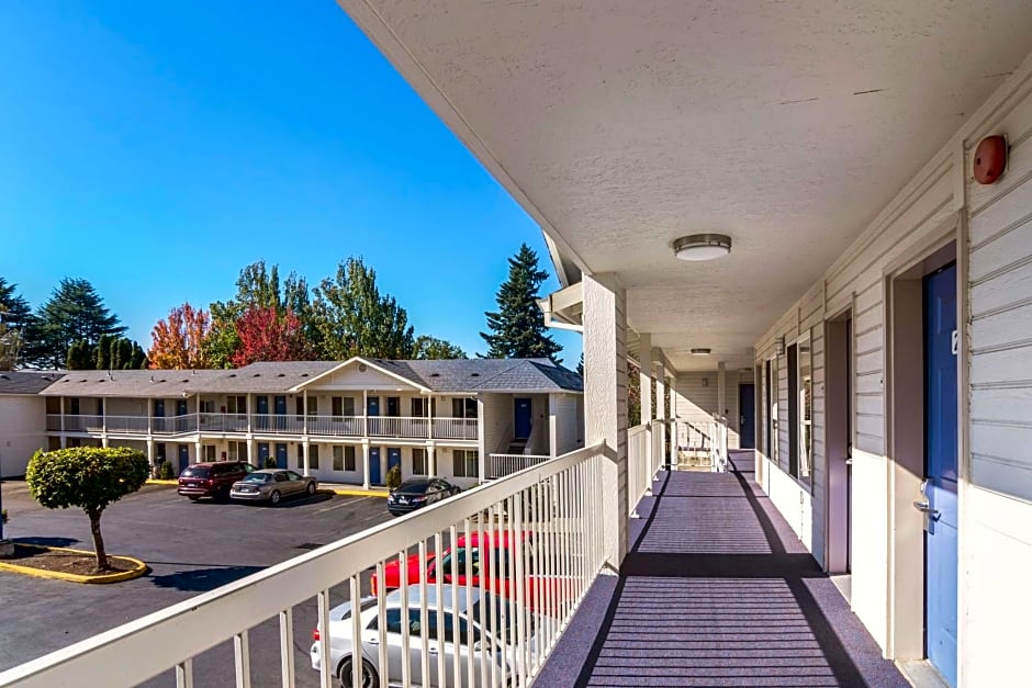 Motel 6 Portland Mall - 205