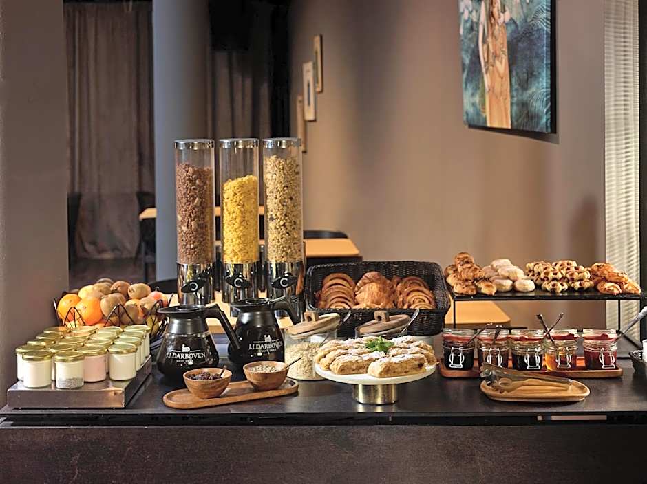 The ICON Hotel & Lounge