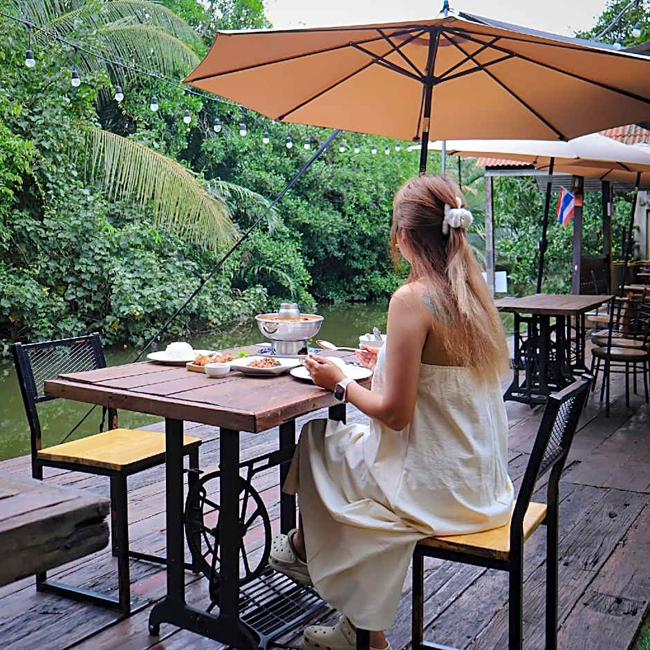 Baanrongmai Canal Front Cafe & Homestay 