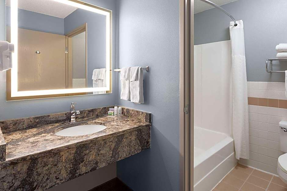 AmericInn by Wyndham North Branch