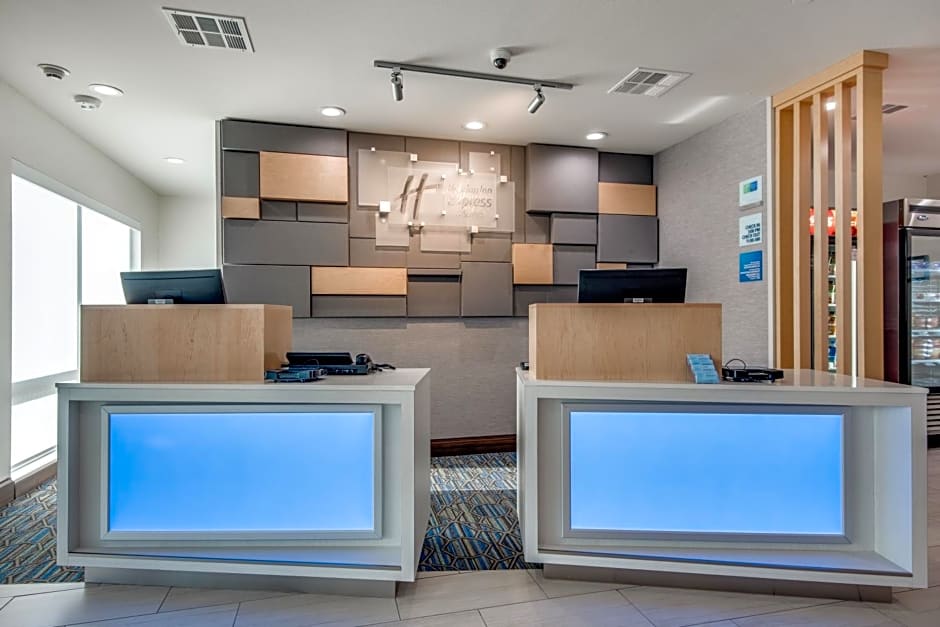 Holiday Inn Express & Suites Dallas North - Addison