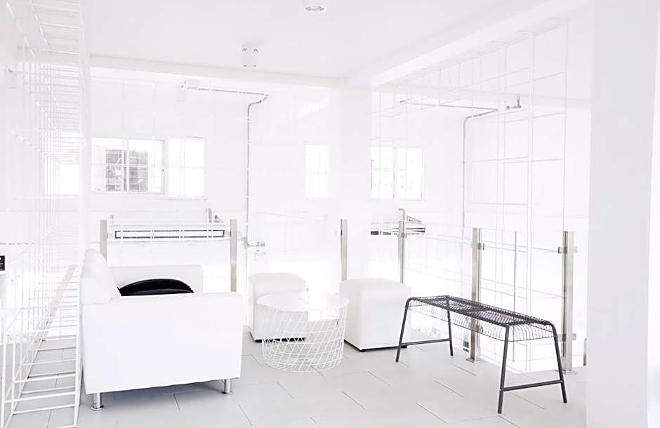 Flat White Cafe x Poshtel