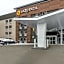 La Quinta Inn & Suites by Wyndham Cleveland - Airport North
