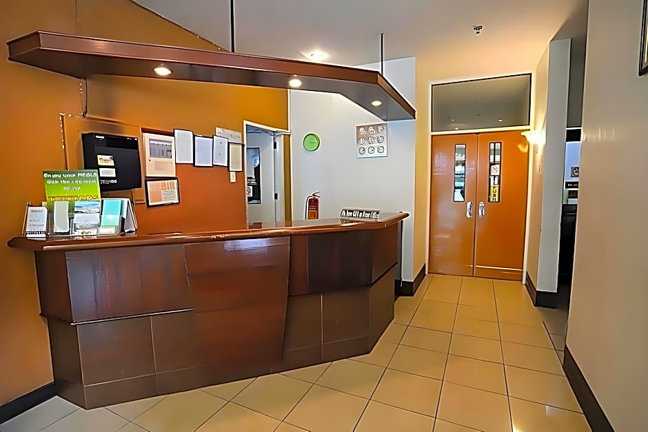 OYO 210 Apple Tree Suites