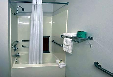 Queen Room - Disability Access - Non-Smoking