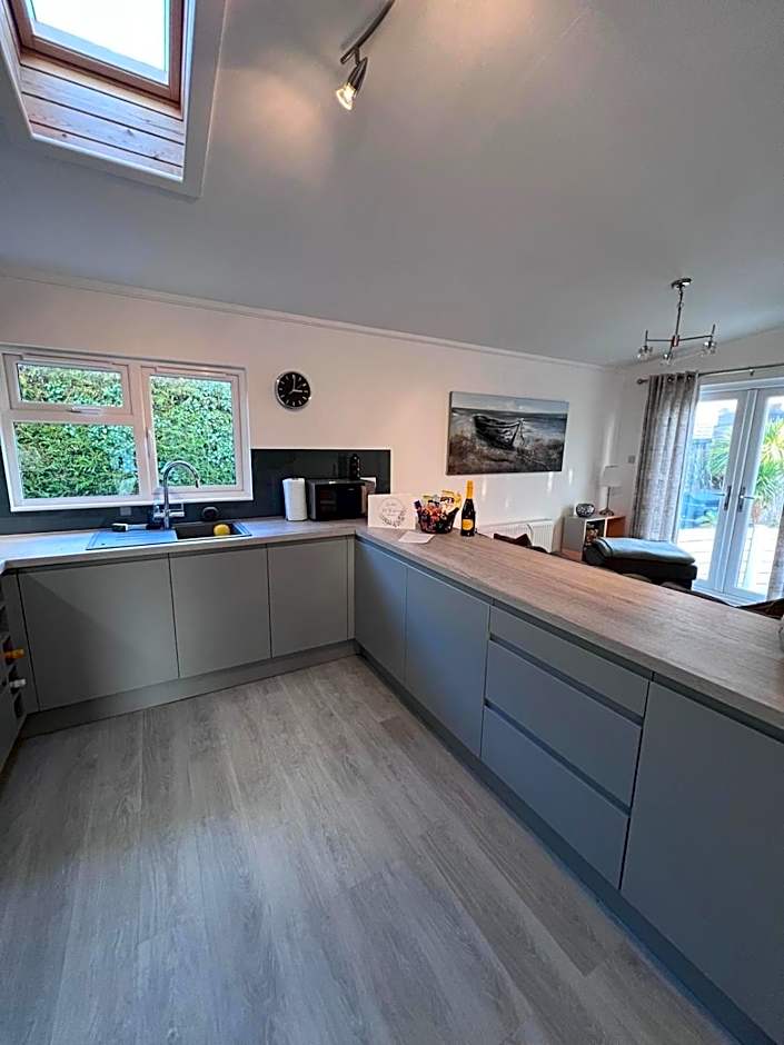 The Warren Holiday Park - Family Chalet