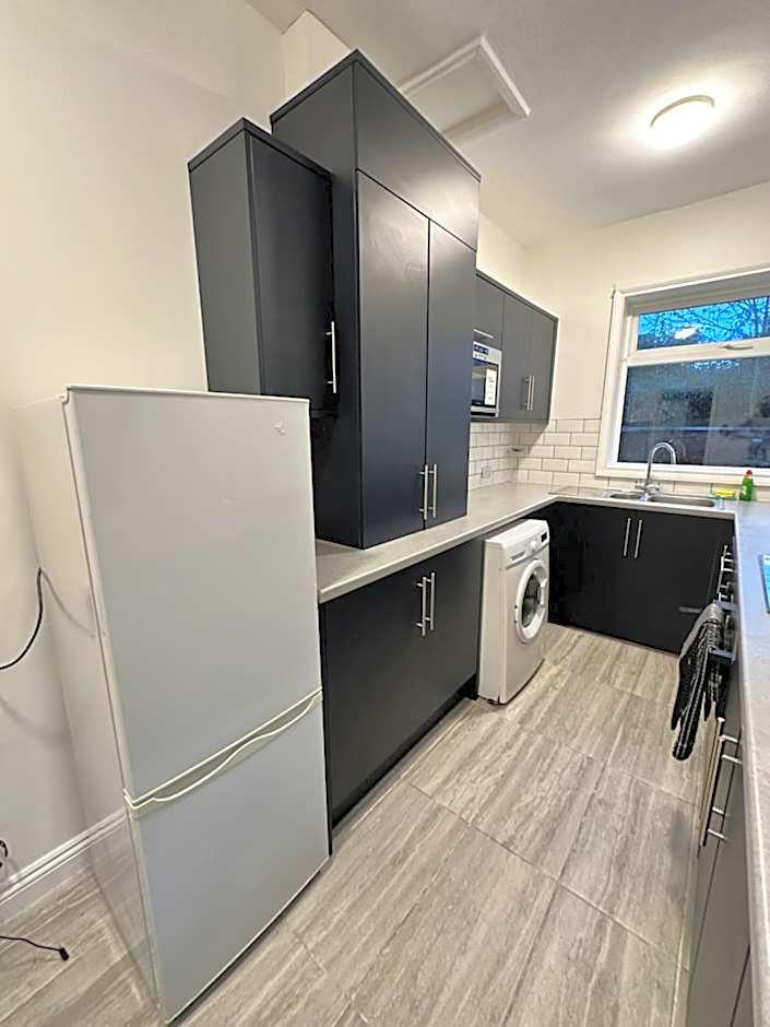 Lovely Town house Room 2