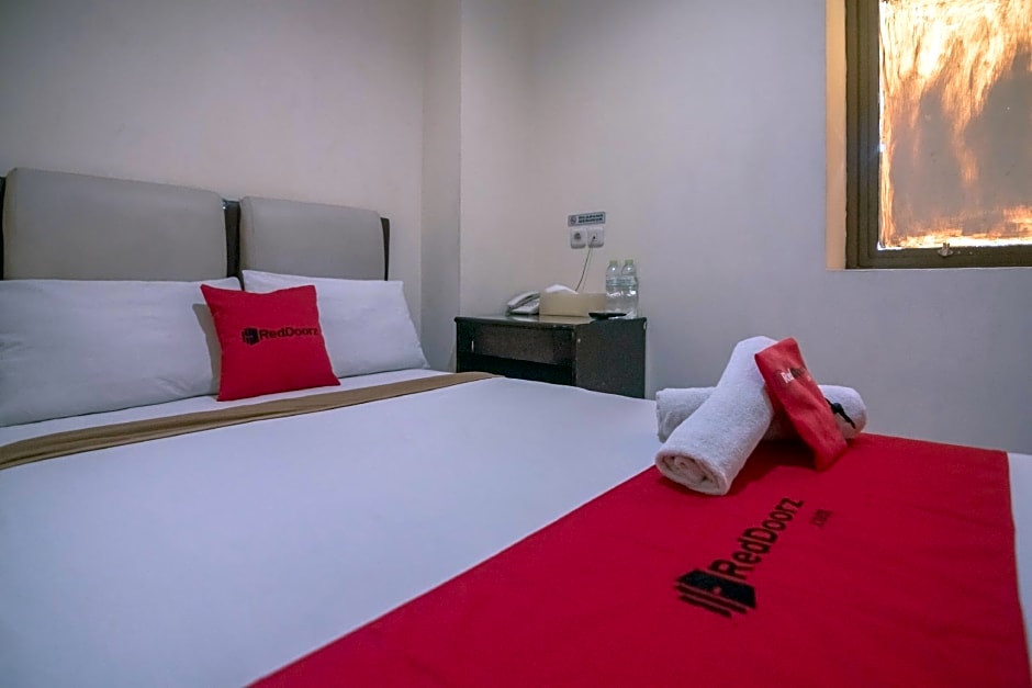 RedDoorz near RS Husada