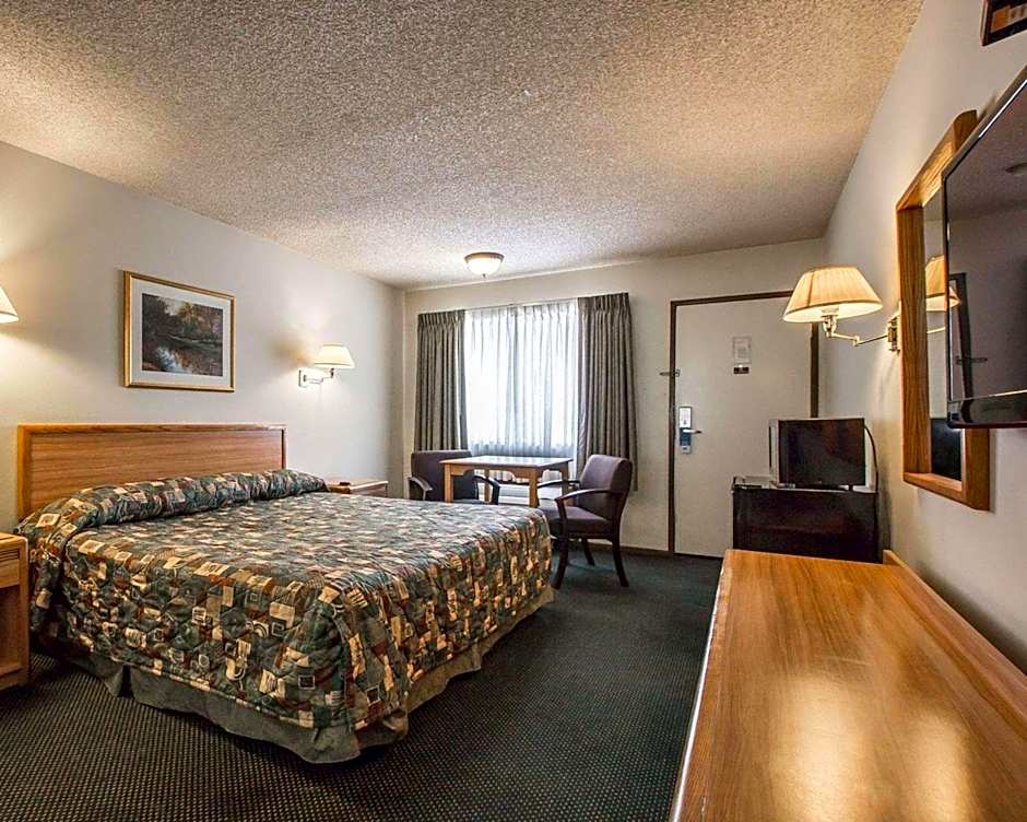 Palm Inn Hotel near Tyler Mall Riverside