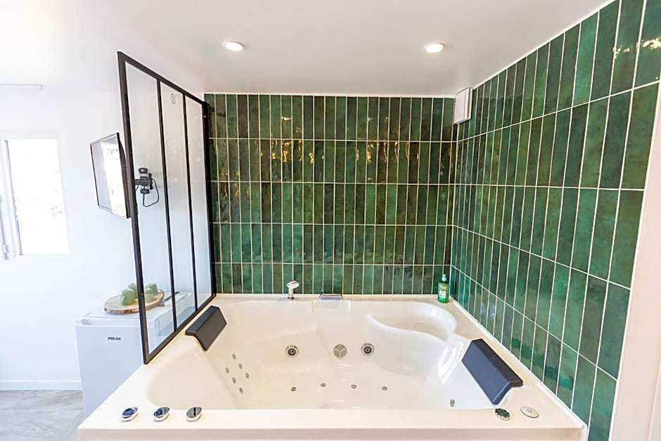 Love Room du Mont d'Or - Baignoire SPA - Minibar offert
