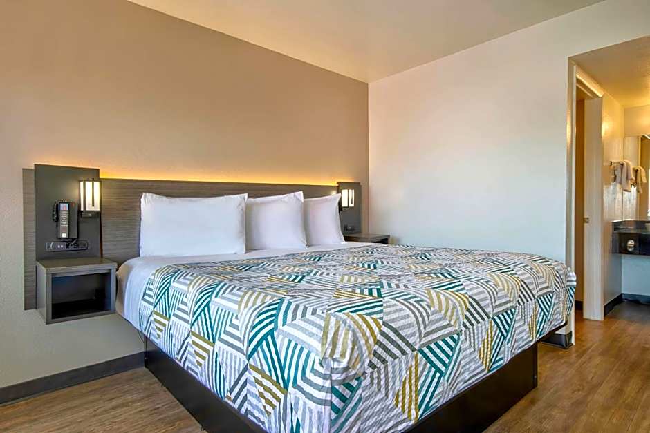 Motel 6-Albuquerque, NM - Carlisle