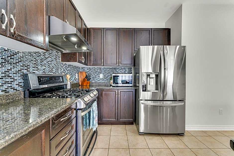 Oshawa Family Haven - Luxury 7BR Villa with Cozy Fireplaces & Hot Tub