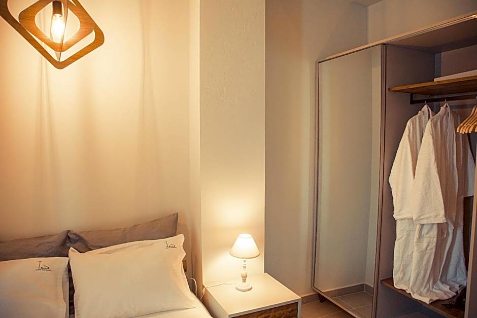 IO Luxury Pool & Hot Tub Suites