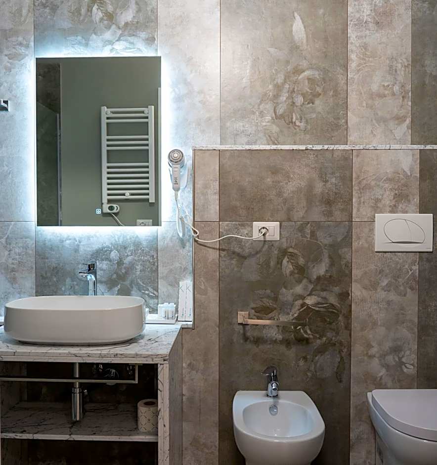 Skyline Rooms & Suites