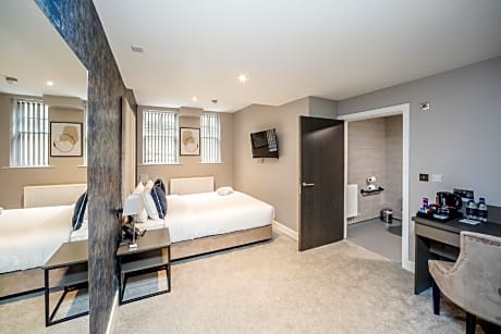 queen-ensuite with shower-access