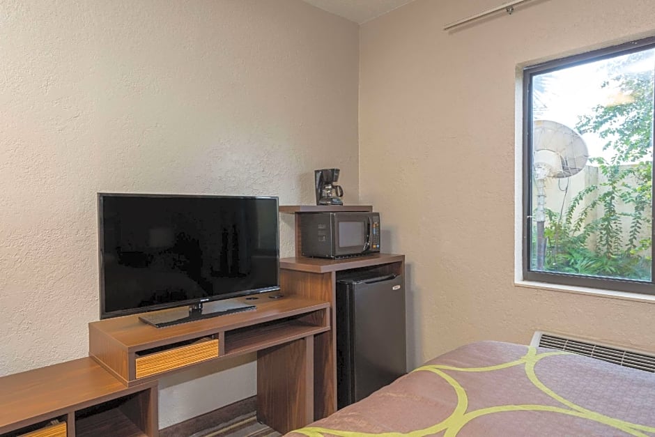 Super 8 by Wyndham Pompano Beach