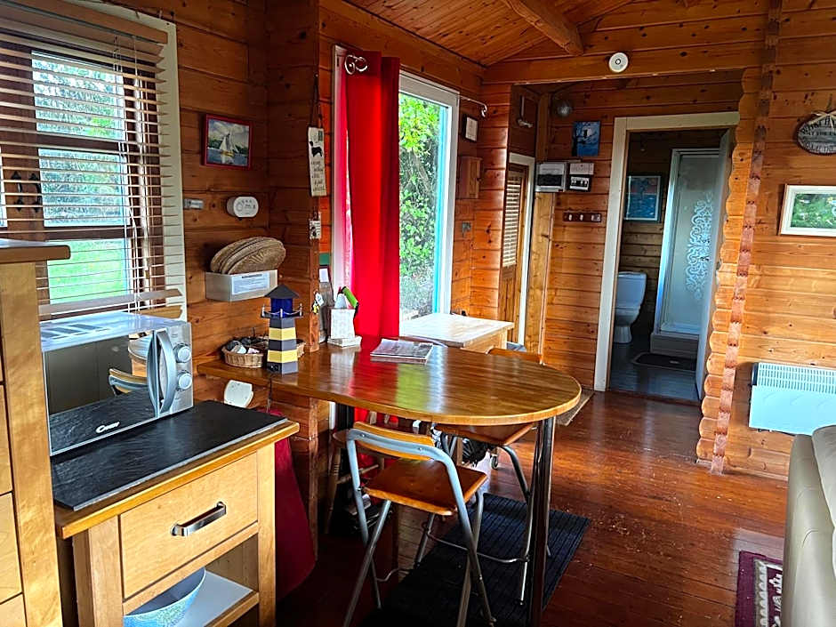 Tudor Lodge with pool & BBQ cabin