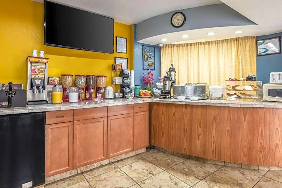 Econo Lodge Inn & Suites Macon North