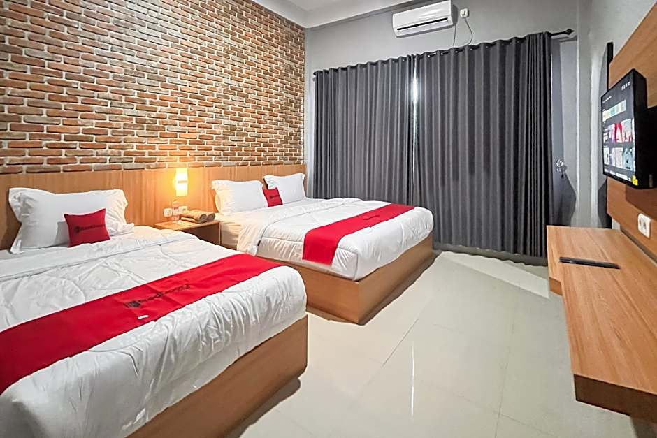 RedDoorz Plus @ New Favour Hotel Gunung Dempo