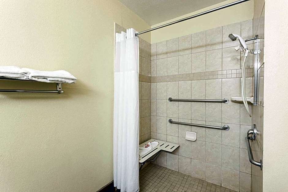 Super 8 by Wyndham Bakersfield South CA