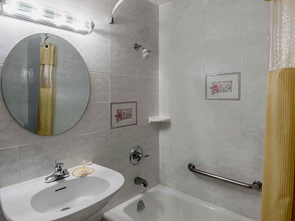 Days Inn by Wyndham Hicksville Long Island