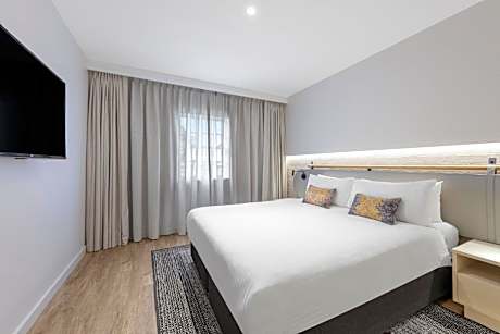 One-Bedroom King Suite