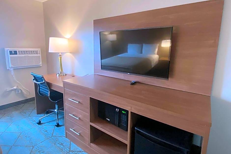 Baymont by Wyndham Oshkosh Airport