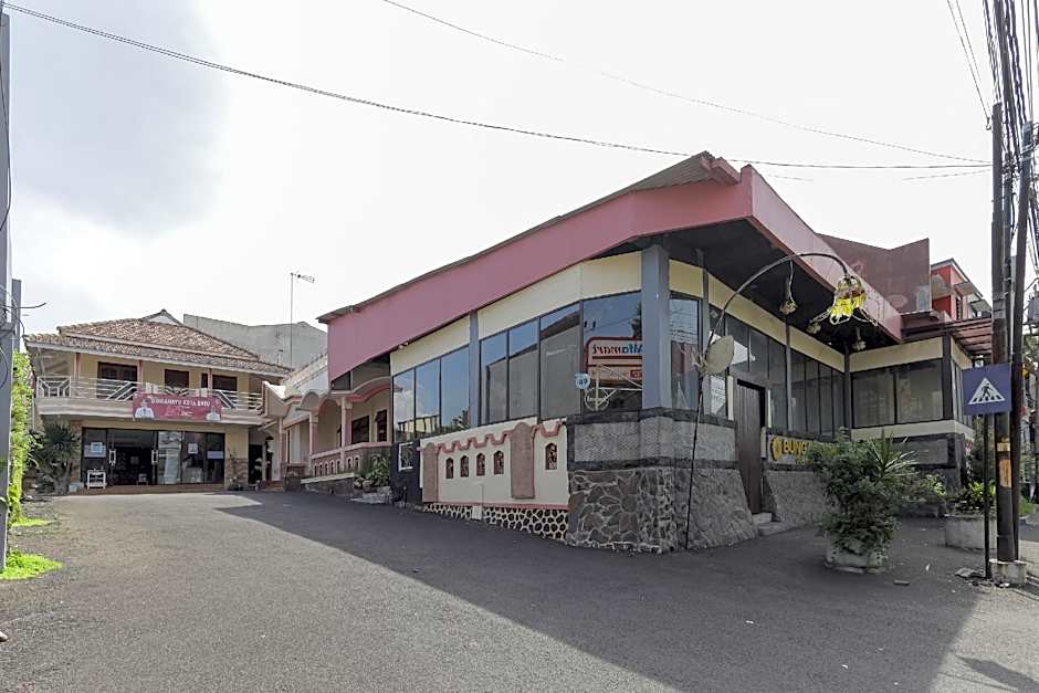 RedDoorz Plus near Museum Angkut Batu 4