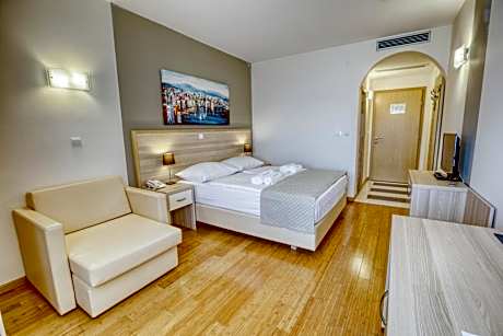 Deluxe Double Room with Balcony and Sea View