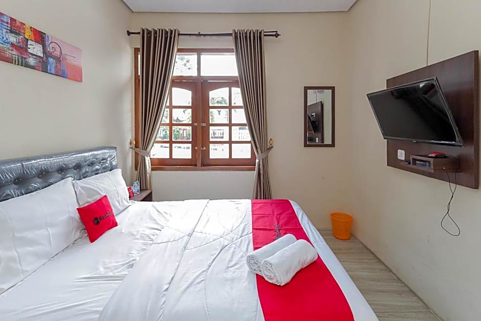 RedDoorz at WR Supratman Batu