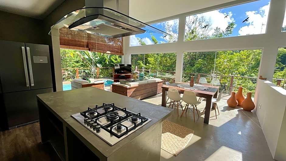 Casa com Piscina, 3 Suites, sala de estar e cozinha completa