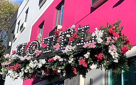 Hotel OPUS Bronx Near Bay Plaza Mall