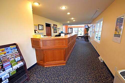 Days Inn by Wyndham Mackinaw City - Lakeview
