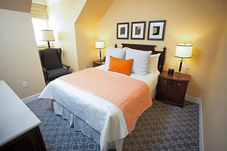 Scholar's Suite Queen - Garden View