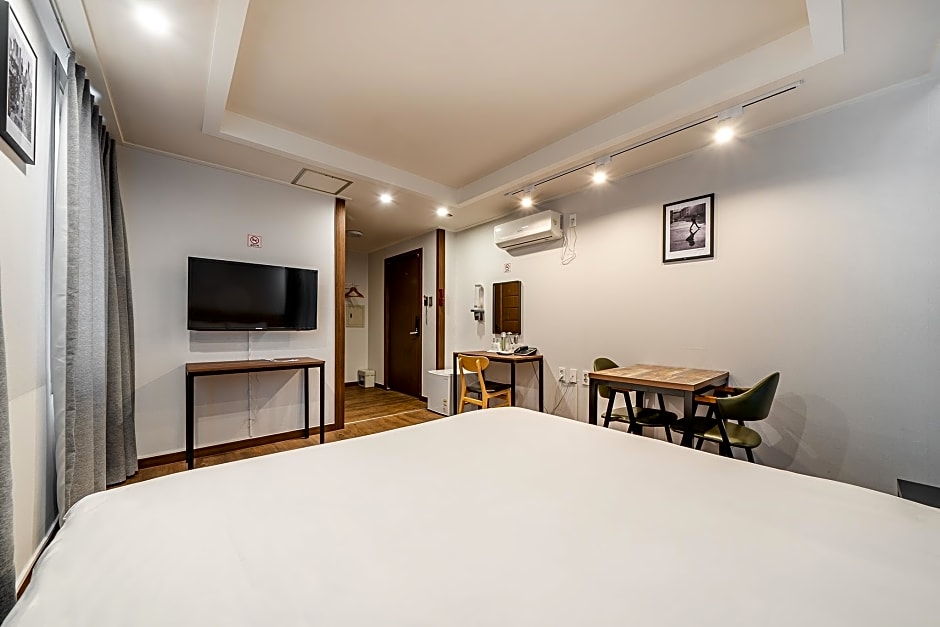 Check Inn Hotel