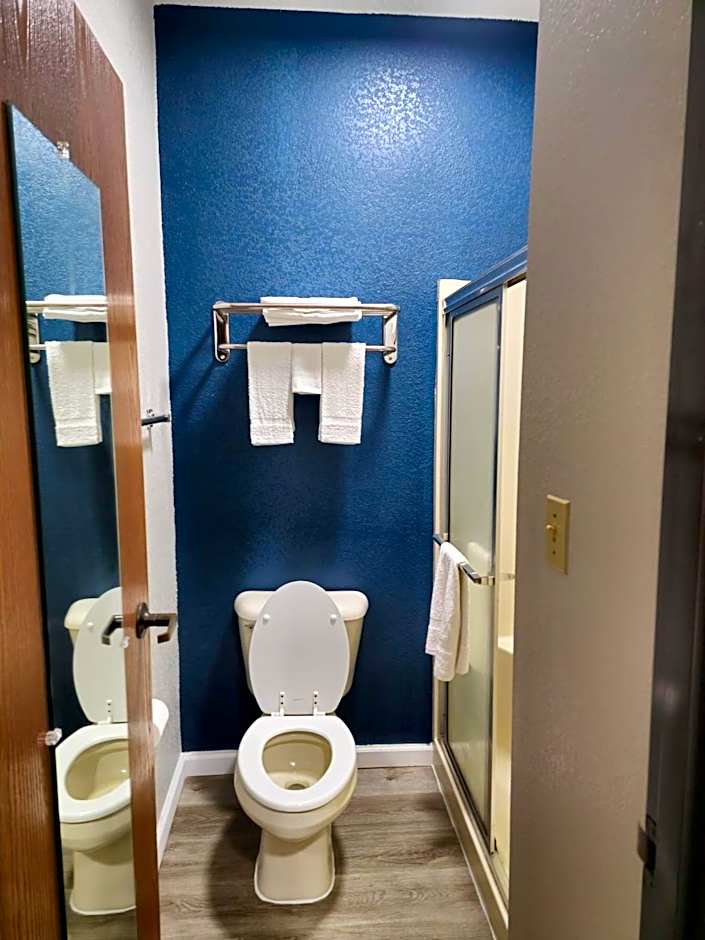 Budget Inn, Hwy 41