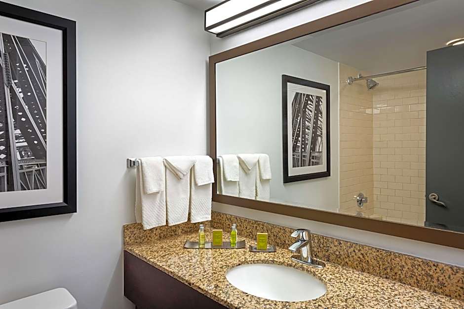 DoubleTree By Hilton Hotel Pittsburgh-Meadow Lands