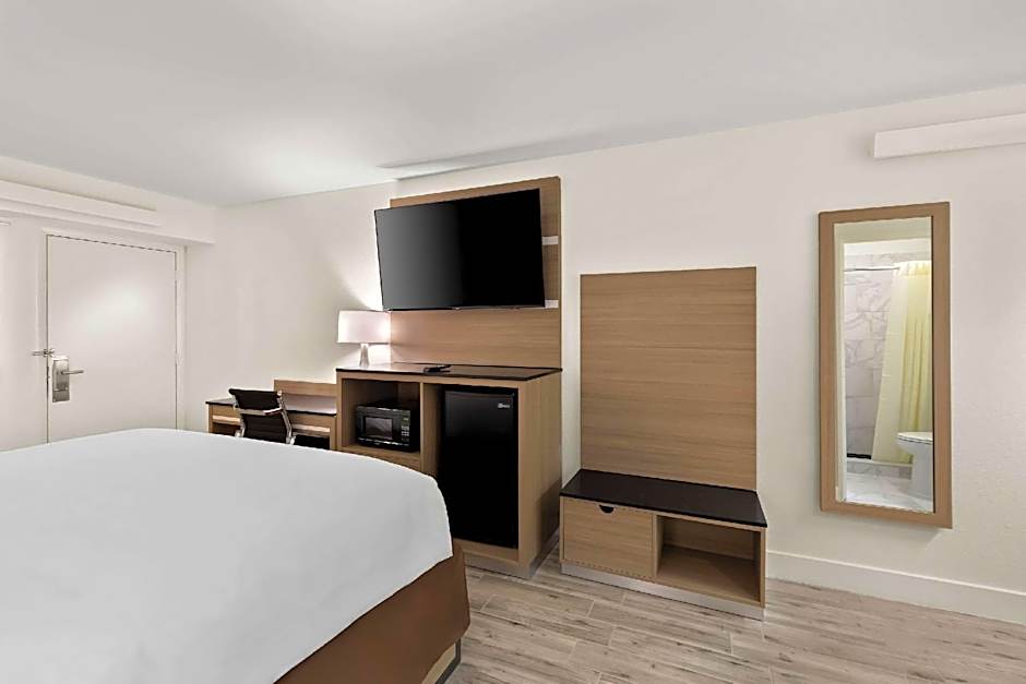 Clarion Pointe Kennesaw Town Center