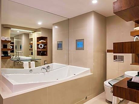Luxury King Room with Balcony, Spa Bath and Executive Lounge Access