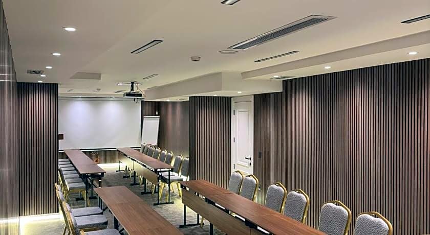 Operla Airport Hotels, Trademark Collection by Wyndham