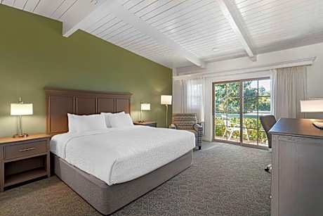 One-Bedroom King Suite with Full Kitchen - Poolside/Non-Smoking