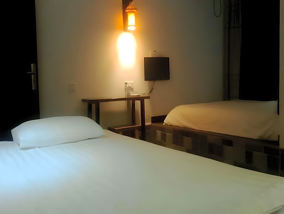 Yellow Cloth Reflection Inn