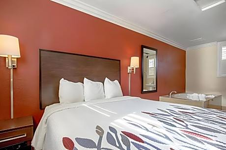 Suite 3 Queen Beds with Kitchen and Jetted Tub Non-Smoking